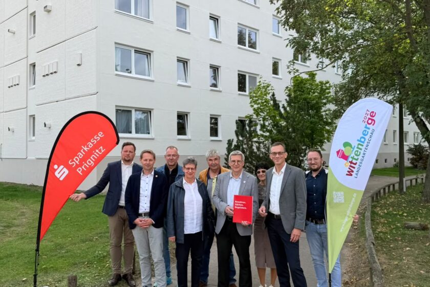Gruppenfoto vor der Schwimmhalle 7/8