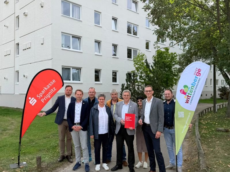 Gruppenfoto vor der Schwimmhalle 7/8